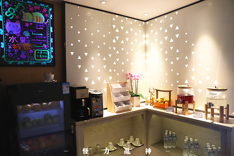 无边泳池、宝藏日料、马杀鸡，藏在湖滨南的星级酒店承包我一整天