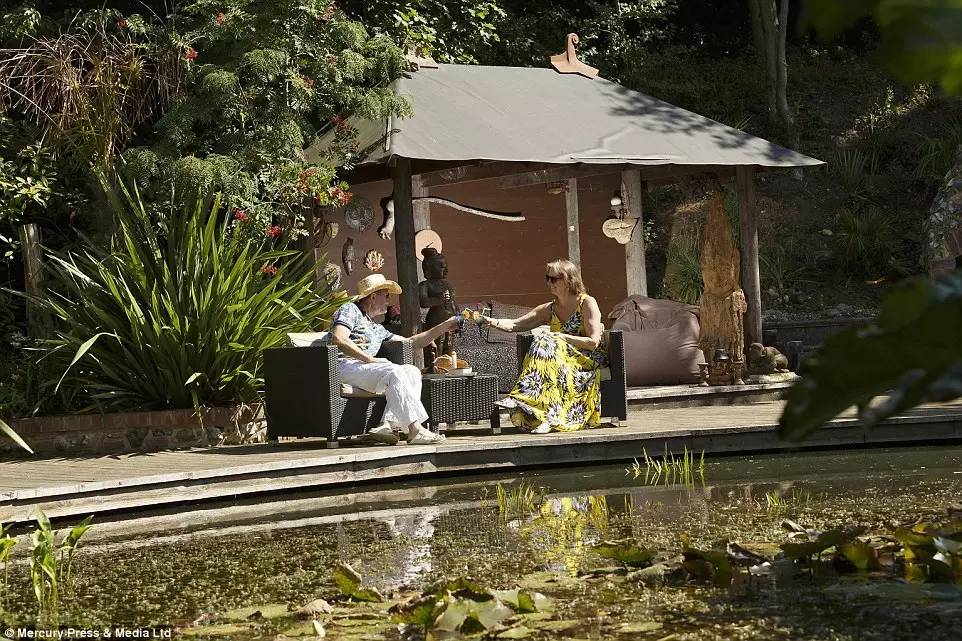 英国家庭花园建造,英国夫妇22年打造梦幻花园