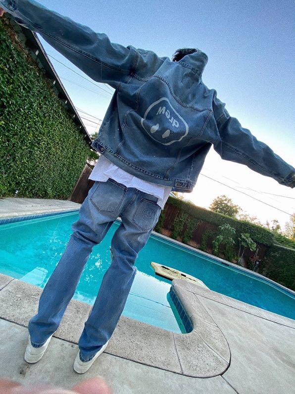 张艺兴的时尚穿搭阳光又帅气,张艺兴直播牛仔外套穿搭