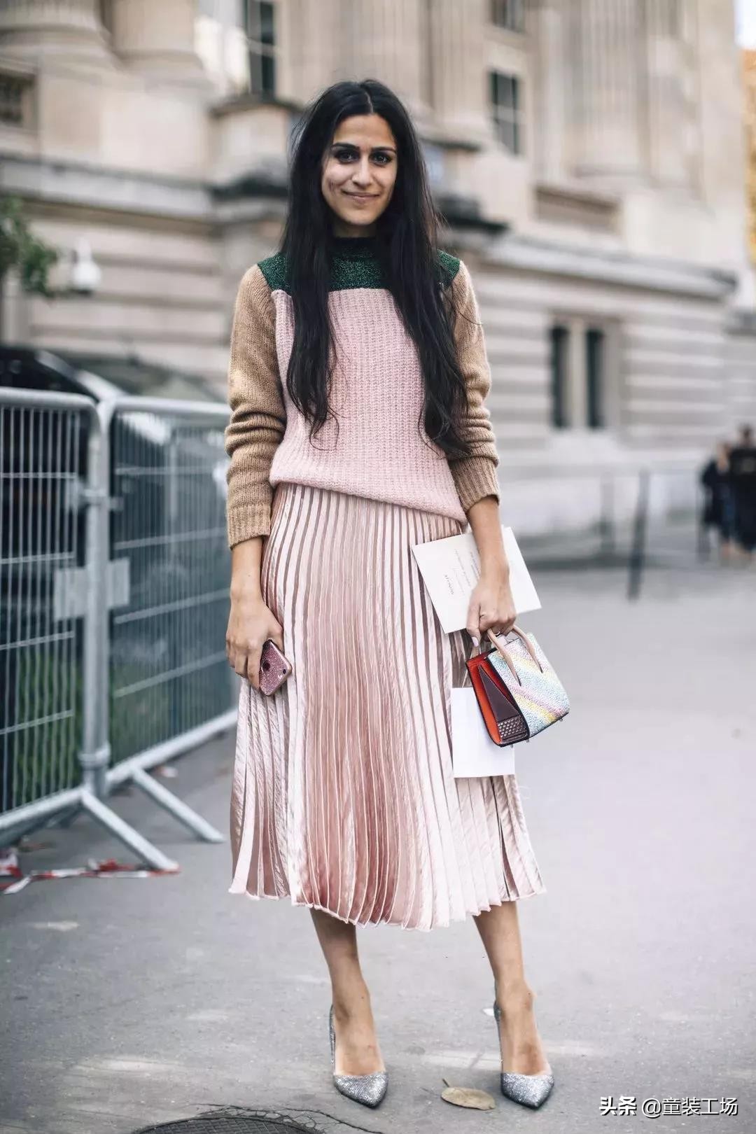 春天卫衣百褶裙的穿搭方法,如何用一条百褶裙穿遍四季不重样