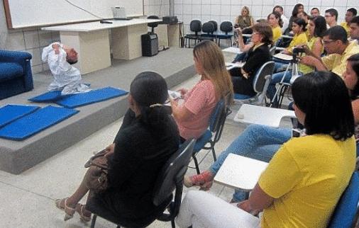 男子身体弯曲180度现状,男子头颅畸形