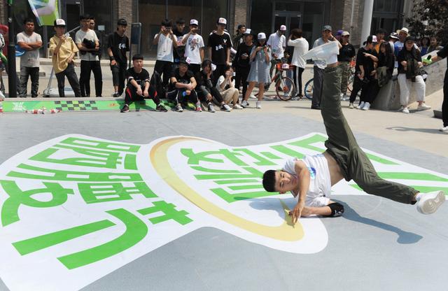 “安利‘511’我要腰”今开晒街舞争霸不服来战pick钟意小蛮腰