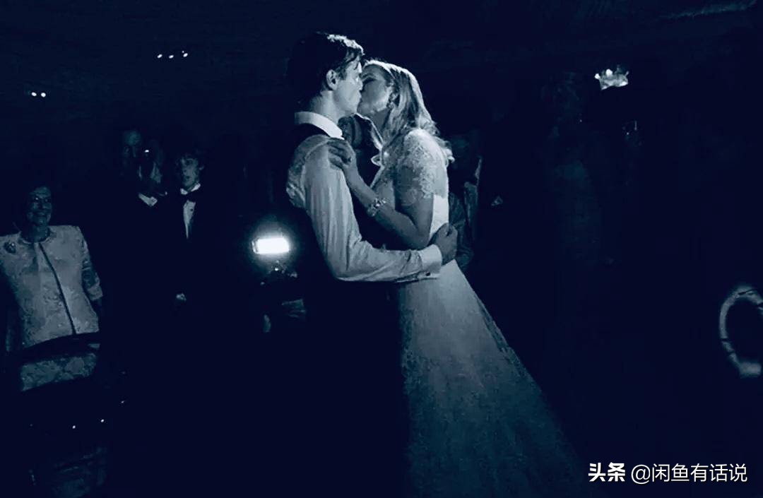 伊万卡参加婚礼穿蓝色裙,伊万卡黑白蕾丝裙