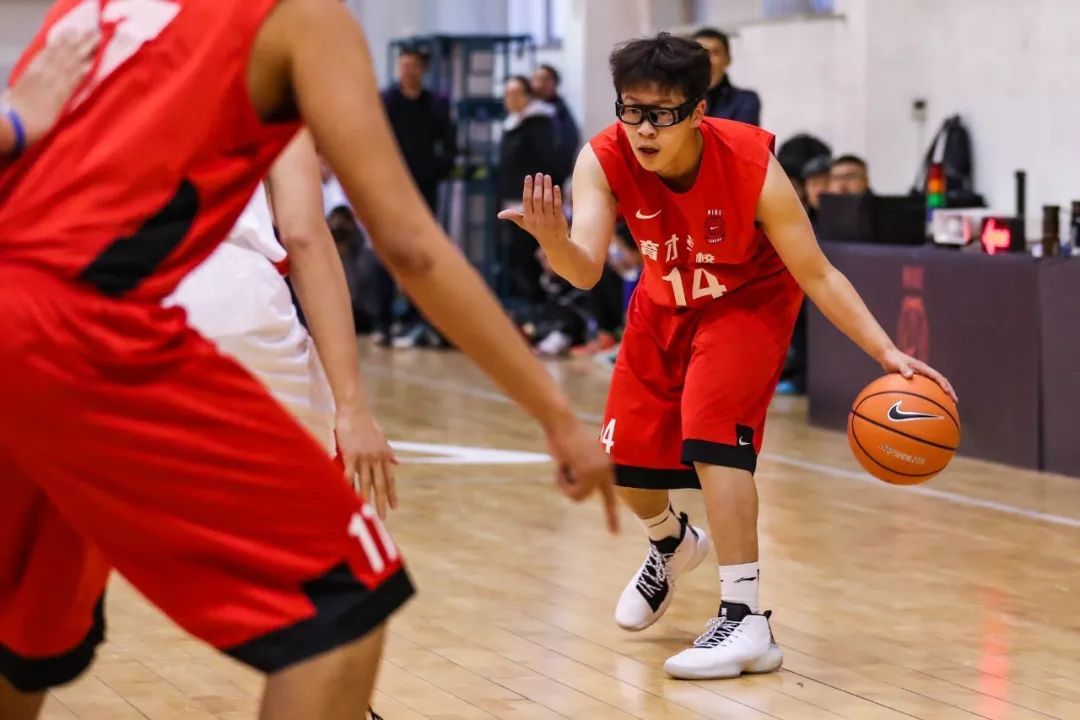 新·十六强齐亮相高中赛场惊现*力暴**隔扣丨18-19耐克高中联赛