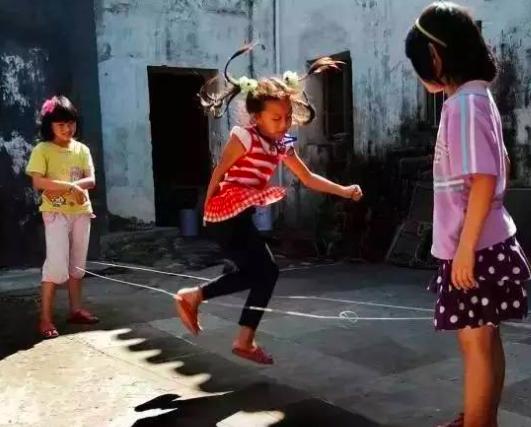 90年代的“童年*局骗**”：花瓶姑娘赚足眼泪，美女蛇让孩子心存阴影