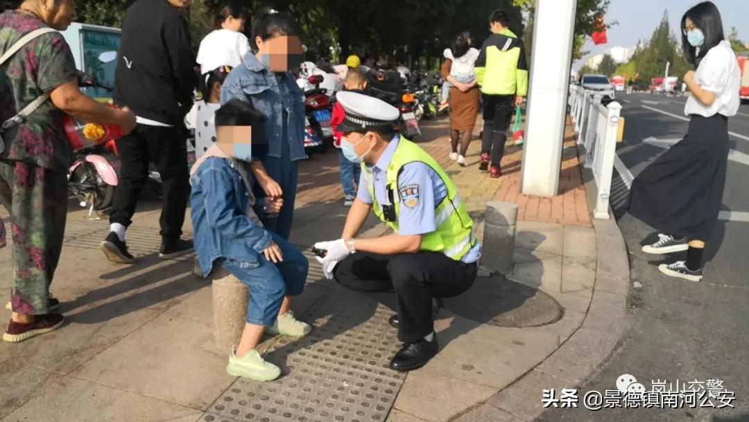 砸窗救人的身影,一群人在暴雨中敲车窗救人