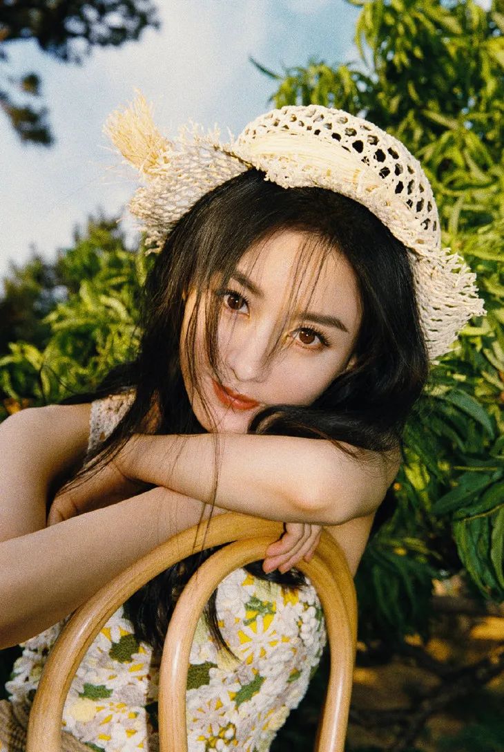 赵丽颖夏日装扮,夏日草帽赵丽颖