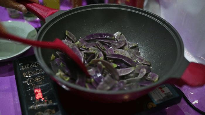 一擦就干净的平底锅，功能还真不少，帝伯朗菲尼雅浮雕钛钻不粘锅