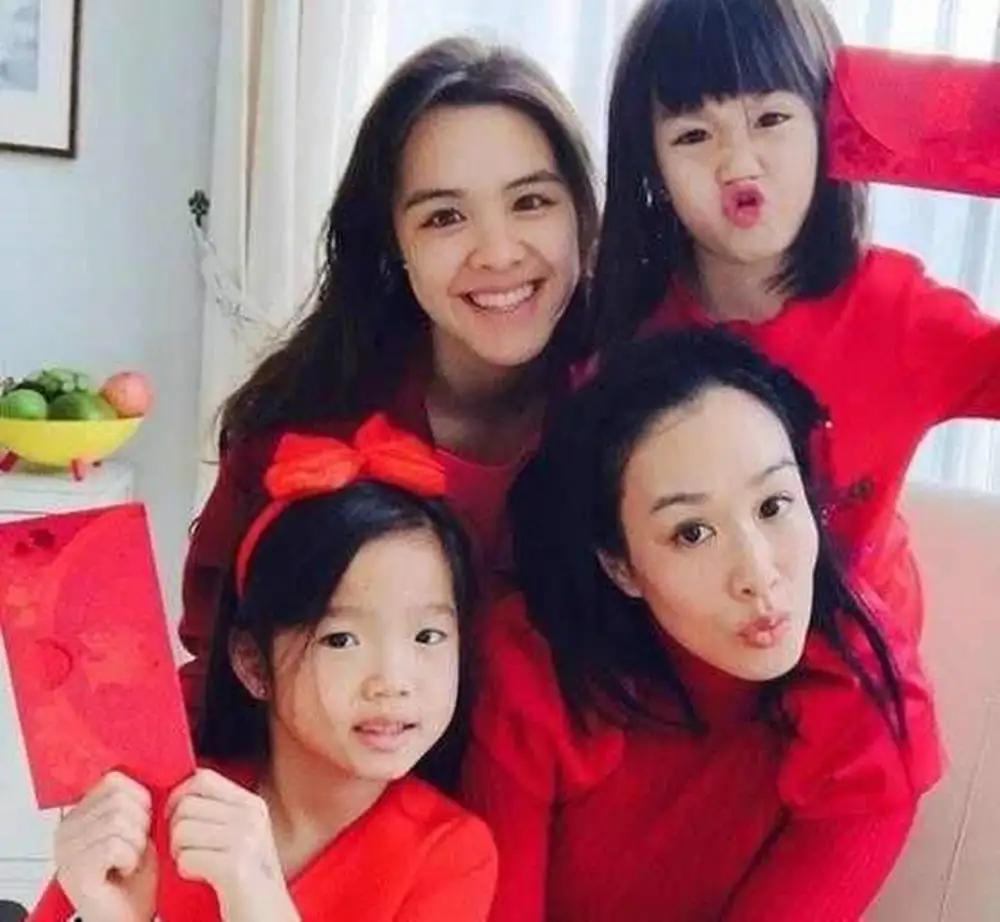 钟丽缇带两个女儿现身机场,钟丽缇14岁二女儿颜值逆袭