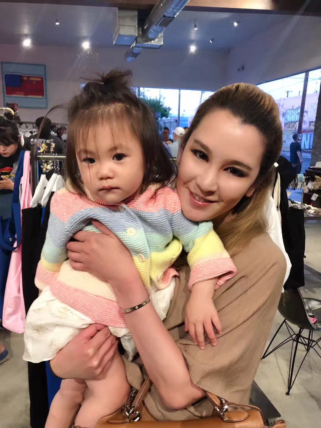 陈冠希一家穿亲子装合影,陈冠希光棍节晒全家照