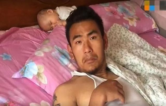 奶爸独自带娃不同表现,奶爸带娃累的倒头就睡