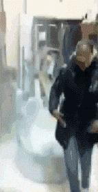 回家的路上看到这么多钱,背包都装不下啊,现在该怎么办