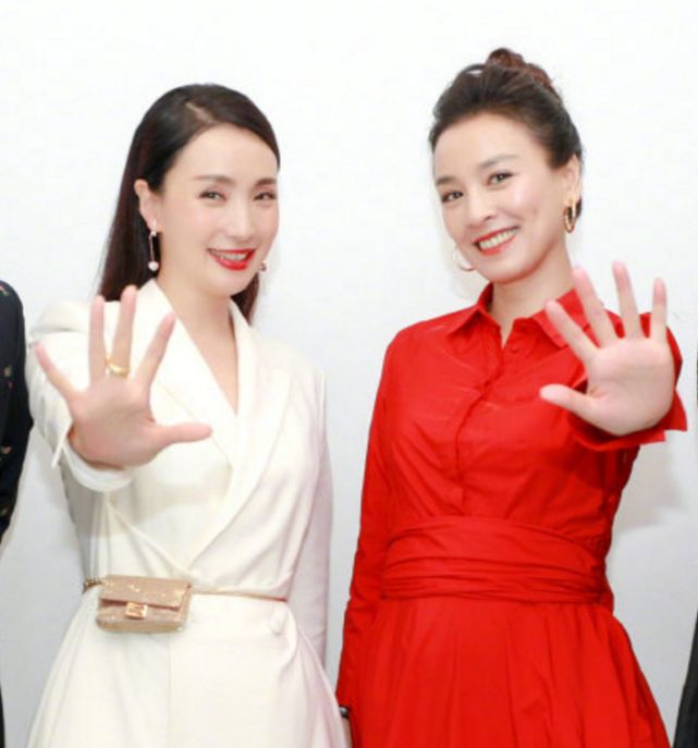 小陶虹走红毯黑西装外套,小陶虹和张庭短发