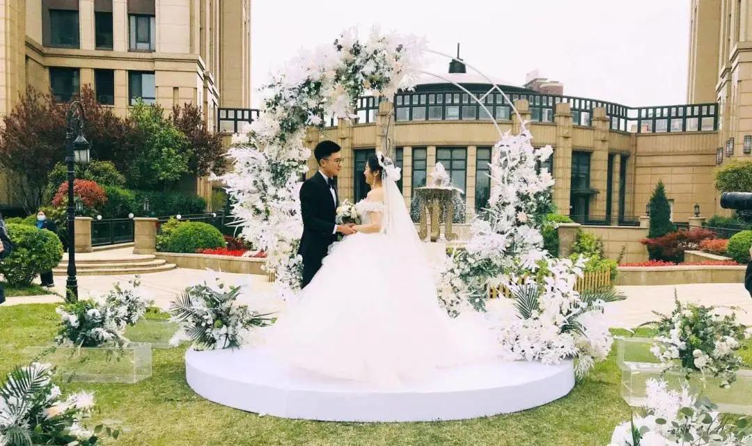 草坪婚礼又增添了一份唯美和浪漫,好温馨浪漫的草坪婚礼