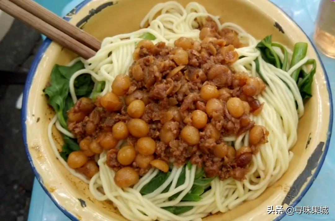 肖战重庆板凳面,肖战现身重庆一面馆吃豌杂面