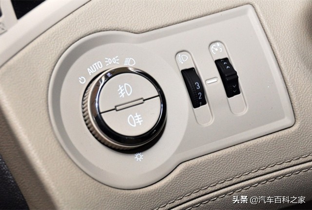 大灯开关和雨刷开关上的功能你都会用吗？晚上不开灯怎么回事？