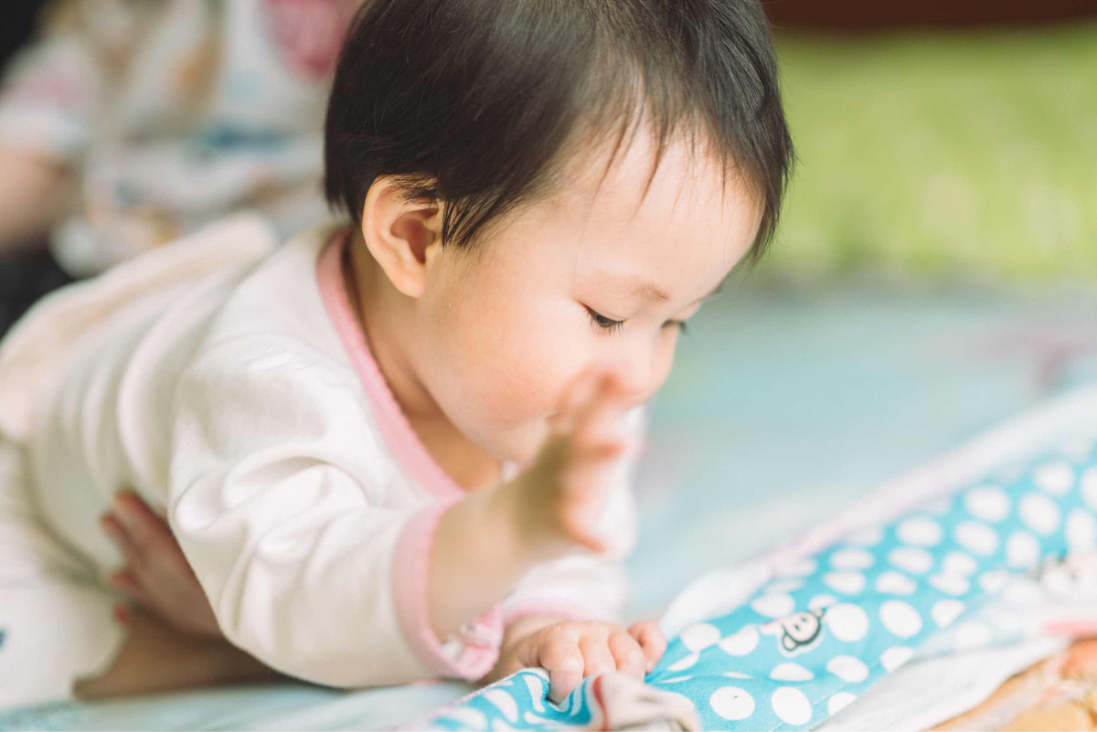 新生儿耳朵有个洞命如何,新生儿耳朵上有小孔印是耳瘘管吗