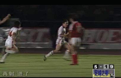 18年巴西球迷扔杂物砸大巴,前国脚曝16年前花20万能进国足