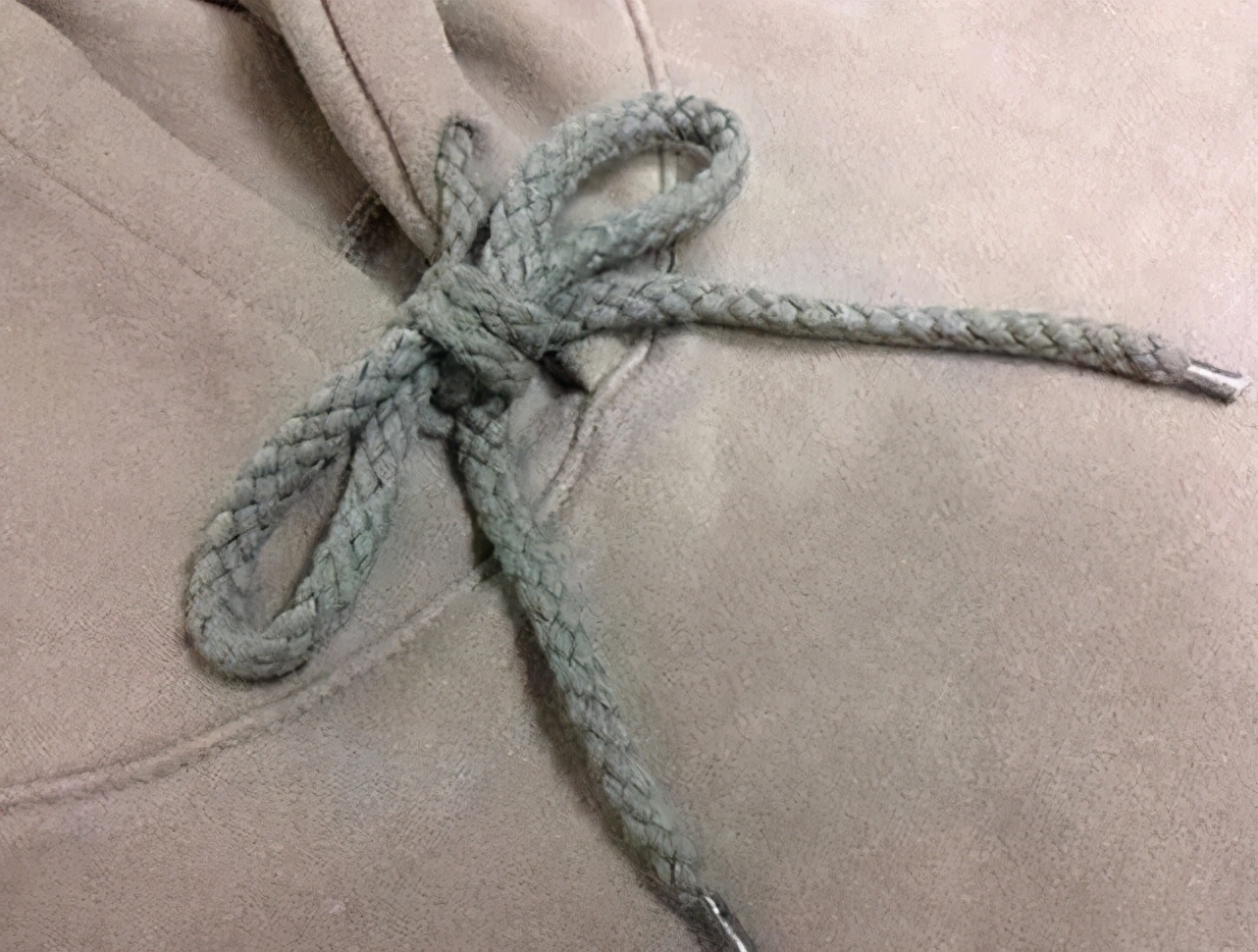 卫衣带子这样系还有人敢说你不潮,卫衣带子的系法最简单又好看