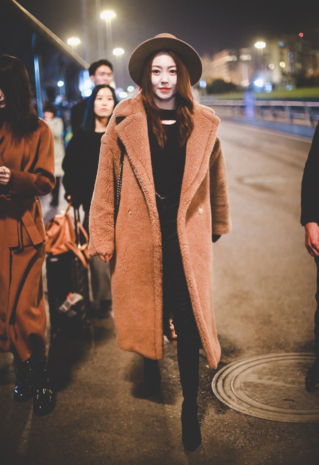 剧中她嫁老板杨幂的未婚夫,穿机车服配紧身裤,大长腿不输杨幂