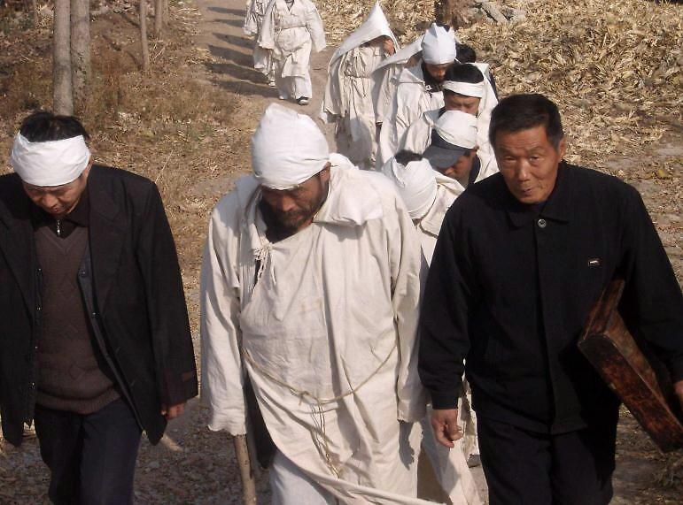 雨打墓辈辈富是迷信吗,雨打墓辈辈富怎么解释