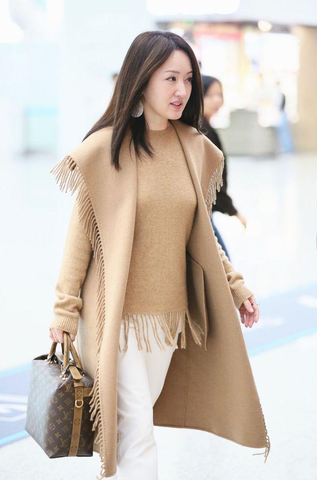 杨钰莹身穿黑色小西装打底晒美照,47岁杨钰莹穿驼色大衣撞衫陈数