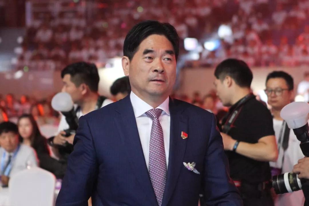 董事长涉亵女童,儿紧急接班,李彦宏遭当头浇水,德云社又赴青岛