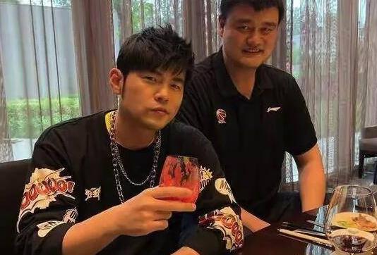 姚明送礼物,姚明送周杰伦冠军戒指