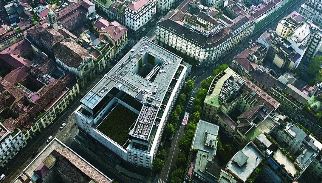 乔治阿玛尼设计师设计风格,被娱乐圈耽误的设计师