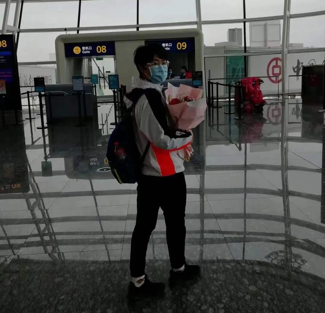 痛！张静静走了，哪有什么超人？女子本弱，负重则刚。