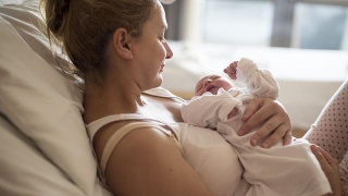 宝宝不吃奶是胀气还是厌奶期,宝宝厌奶期一直不吃奶怎么办