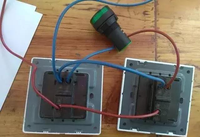 两个开关控制一个灯怎么接电路图,一个开关控制两个灯交替亮为什么