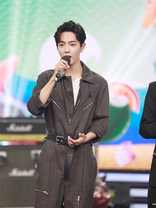 肖战王一博天天向上西装,王一博肖战天天向上初遇同步