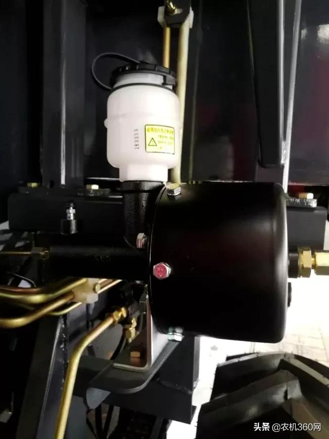 东方红玉米机2024款,20款东方红玉米收获机