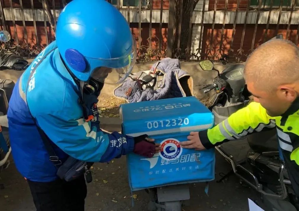 交警走进军营开展交通安全宣传,百万警进千万家交通安全宣传活动