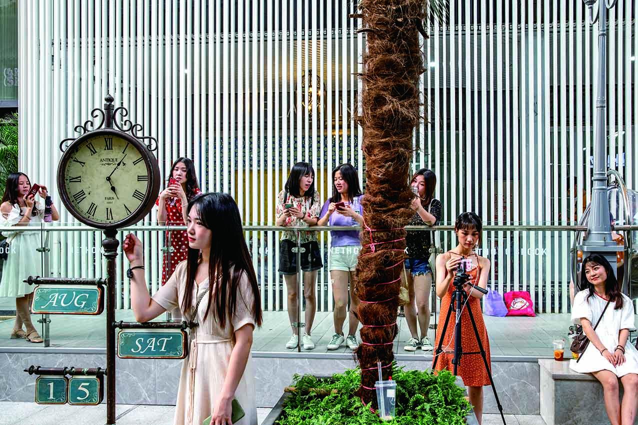 左手盲盒炒鞋,右手理财投保:80、90后消费新一代