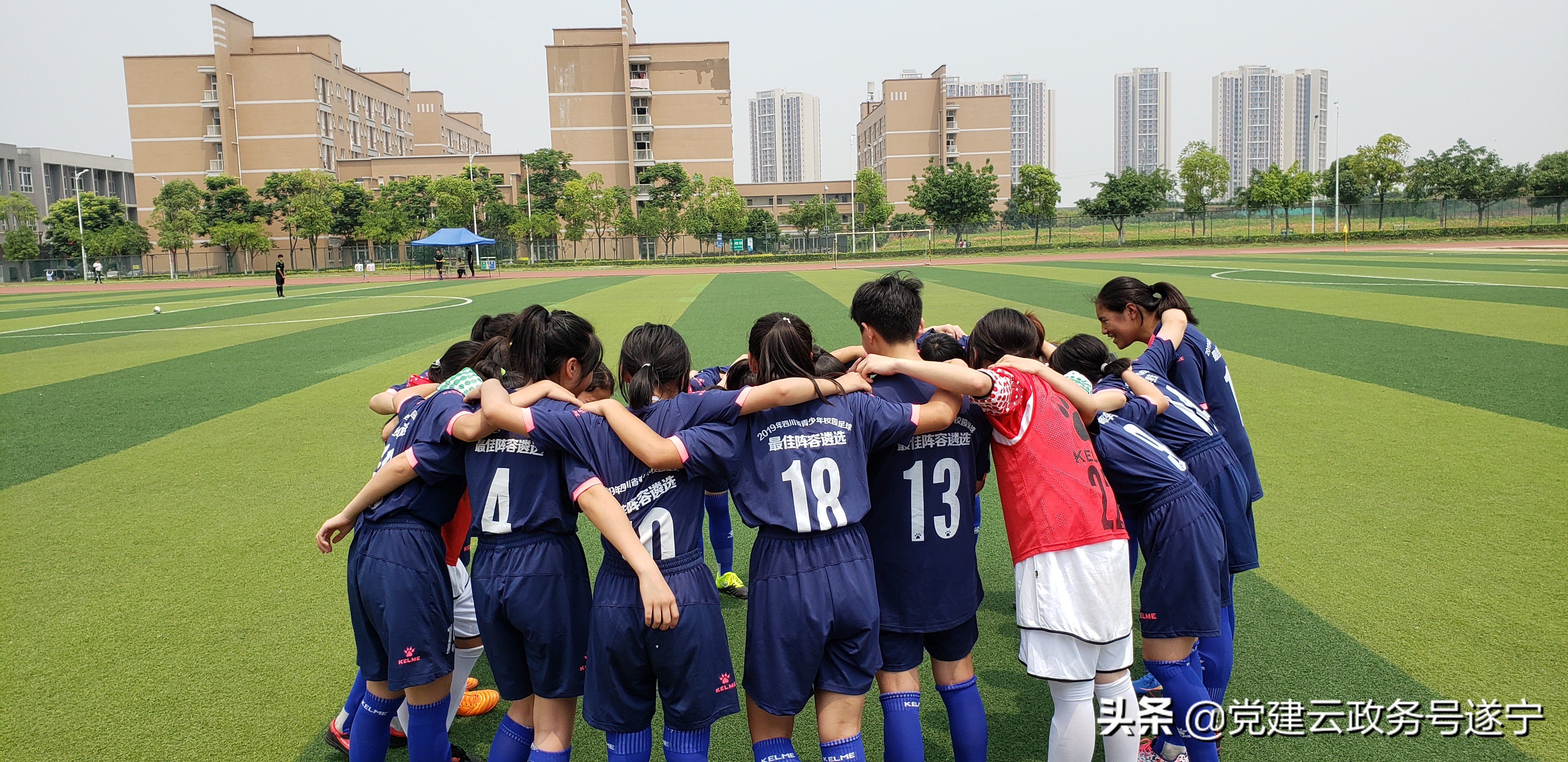 绿茵放飞梦想,足球绿茵放飞梦想