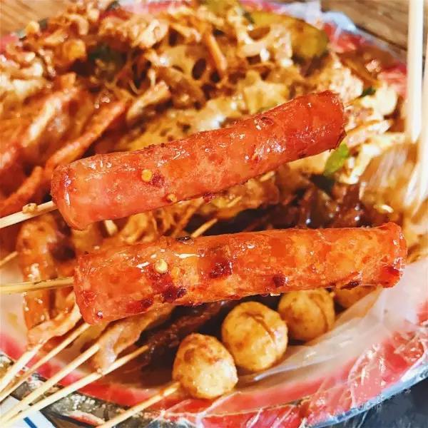 摆摊卖小吃的90后小伙,90后小伙摆摊2小时出单20个