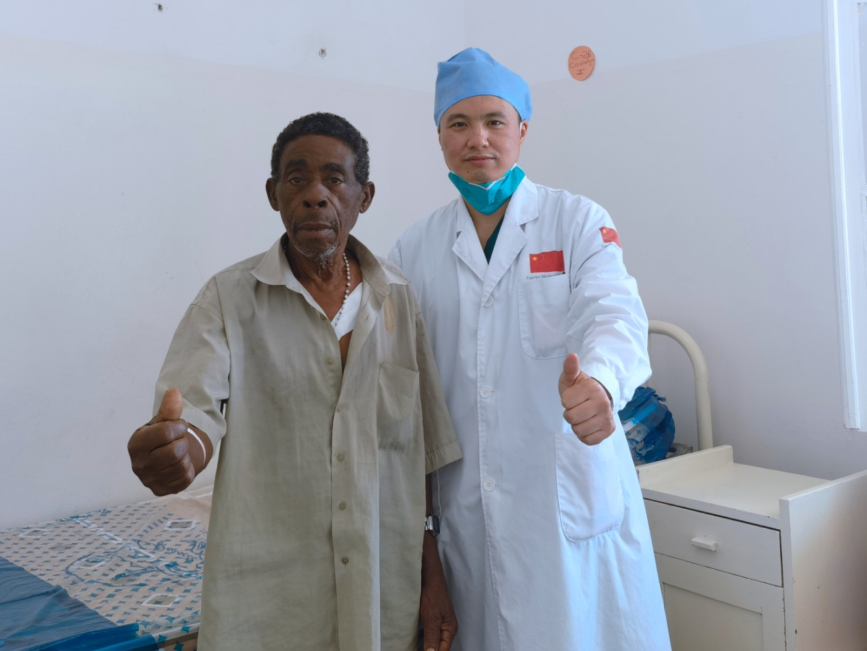 我院心内科援外医生完成圣普首例超声引导下永久心脏起搏器植入术