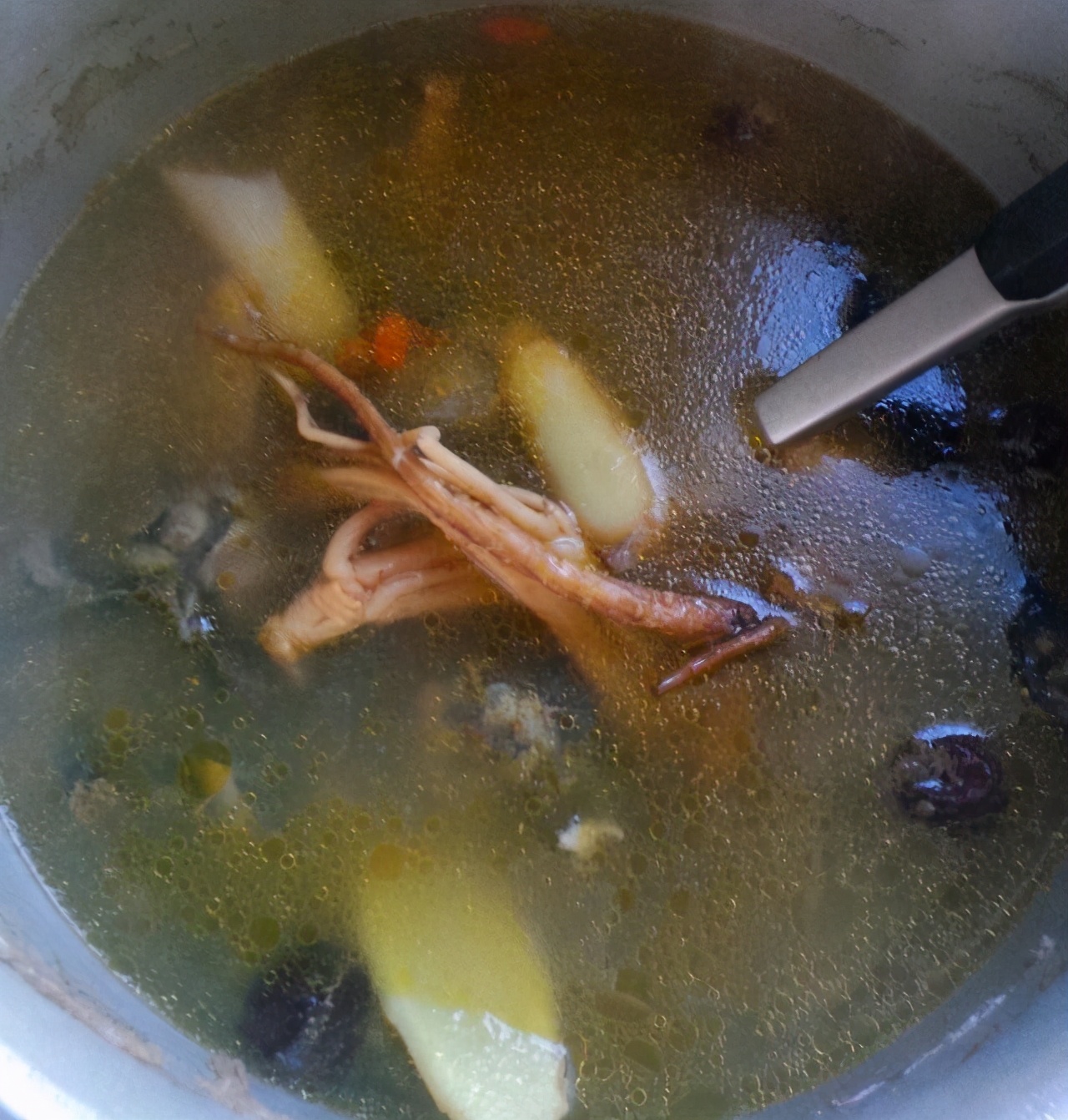 在家炖乌鸡汤,只要注意这“1步”,鸡汤鲜美味道香浓