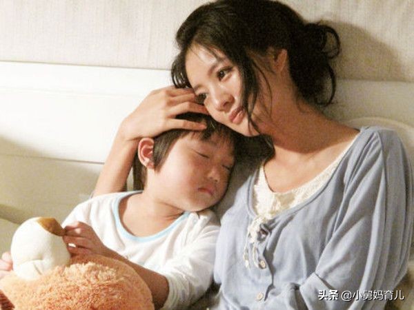 孩子喜欢摸着妈妈的胸部睡觉,妈妈觉得幸福,却不知已经害了孩子