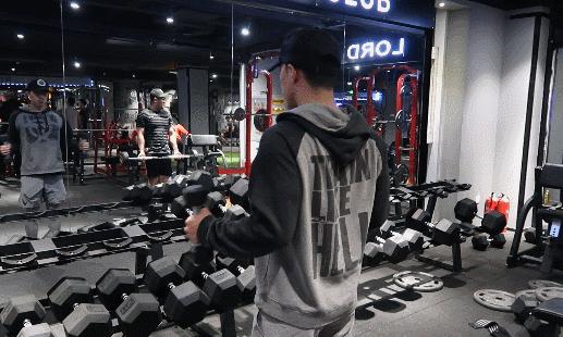 经常抬手工作,增加肩袖肌群稳定的训练