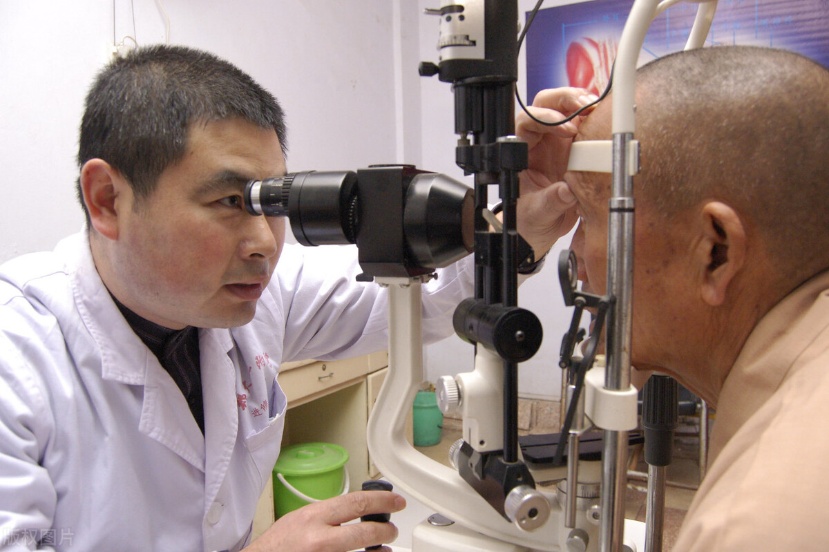 右眼迎风流泪什么原因,年轻人眼睛迎风流泪是怎么回事