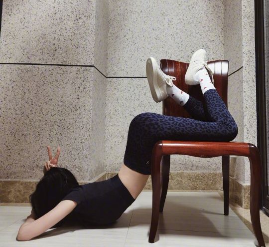 杨幂漫画腰道歉后续,央视网评杨幂漫画事件