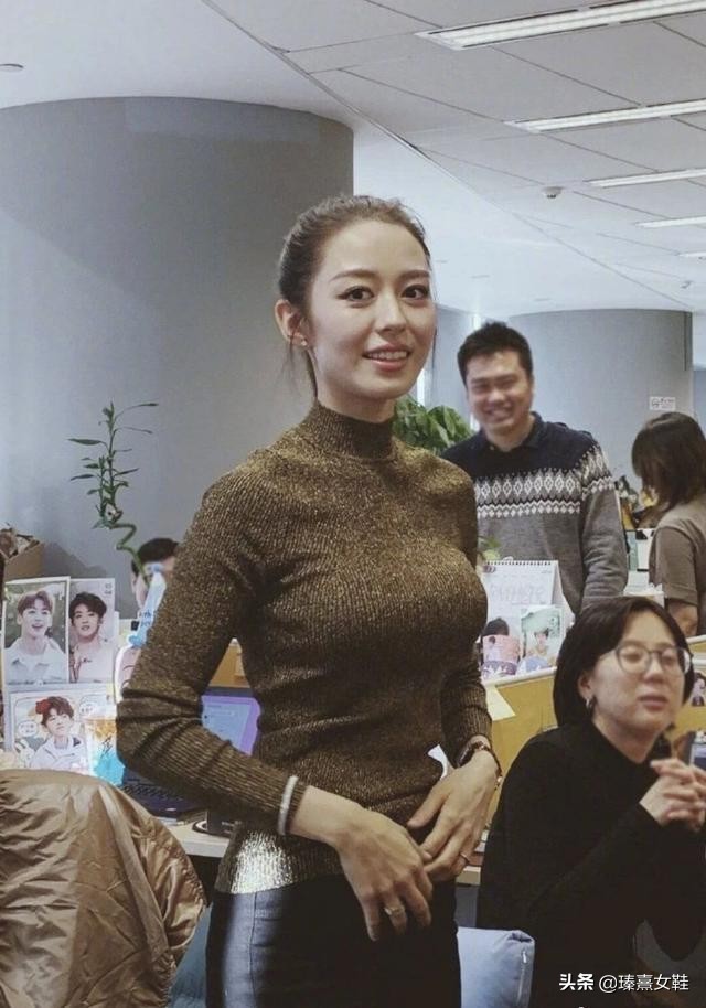 胸大女孩时髦起来真hold不住！看混血吉娜·爱丽丝就知道了