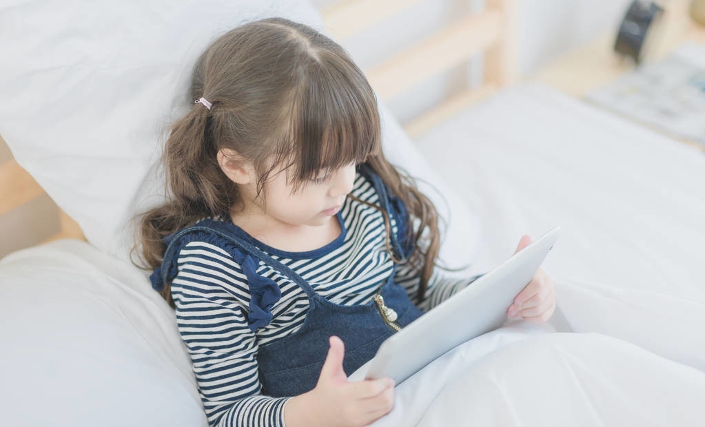 儿童看平板电脑损伤视力大约是电视三倍,预防近视可以这样做