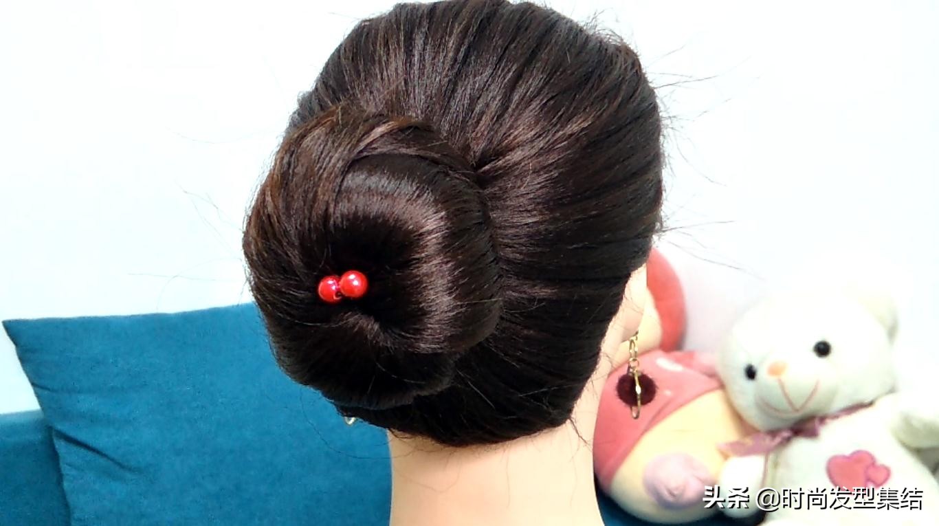 气质丸子头的简单扎法蓬松中长发,俏皮丸子头的简单扎法中长发
