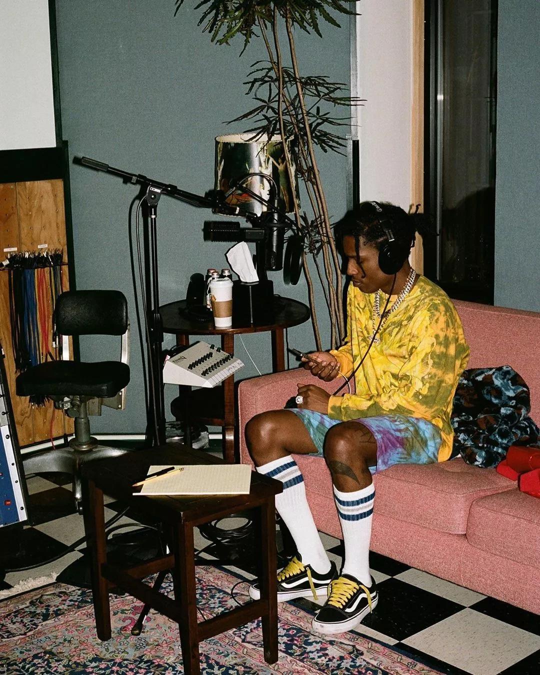 人称「Bra收割机」的他，又回监狱了！丨SOFRSHBOY