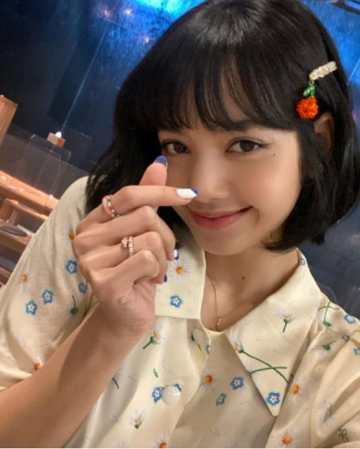 人间芭比lisa晒巴黎私照,lisa现状曝光牛仔裙