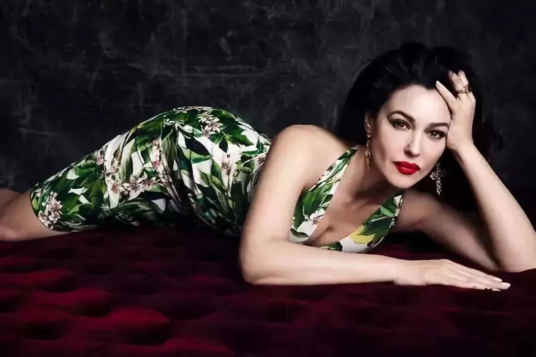 她是全球公认的最性感女神：“裸露”却不情色的人间*物尤**